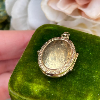 9ct Gold Quadruple Locket Pendant 4 Compartments Yellow Gold Engraved Rare 2.5g