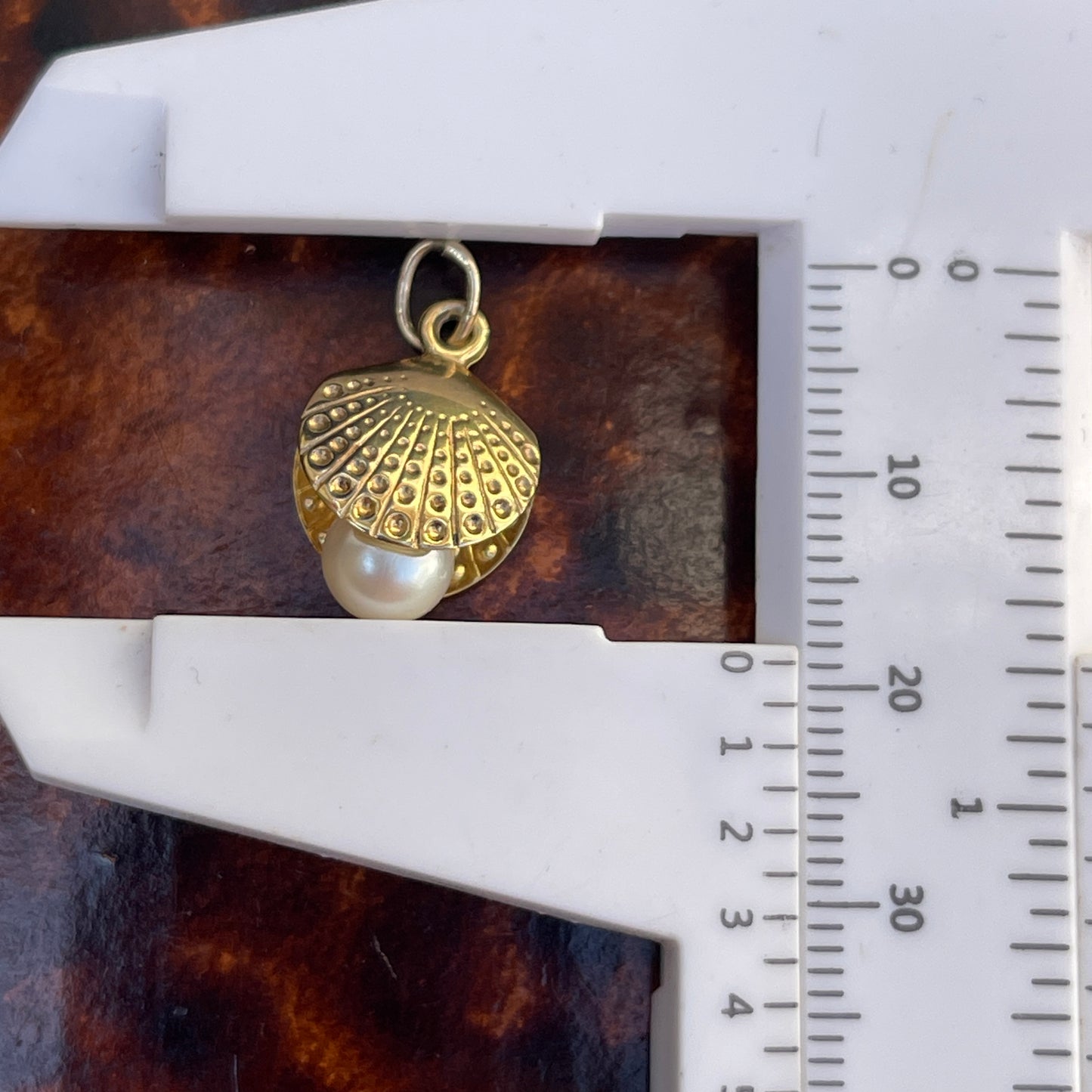 Vintage 9ct Gold Clam Shell Pearl Charm 3d Ocean 0.9g