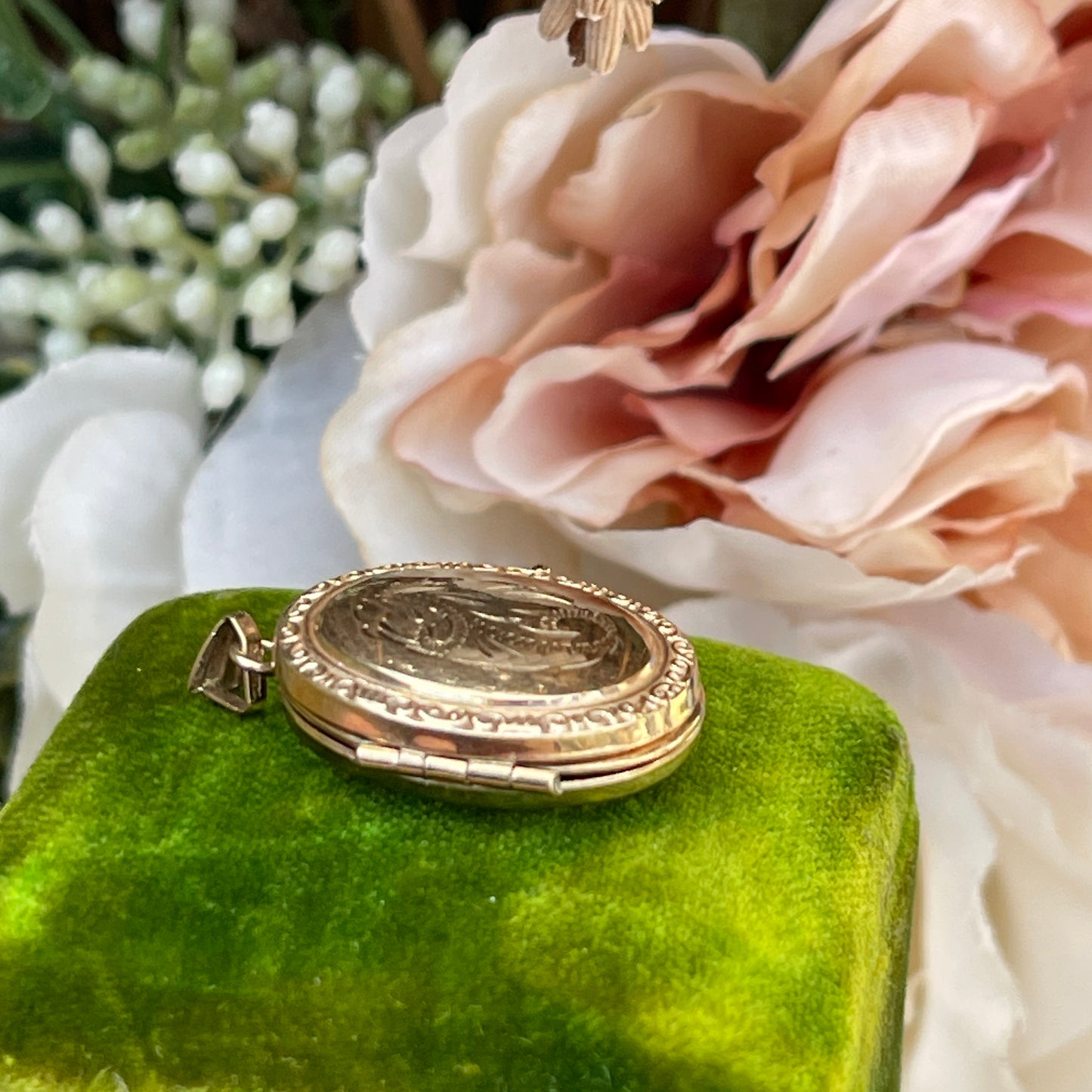 9ct Gold Quadruple Locket Pendant 4 Compartments Yellow Gold Engraved Rare 2.5g