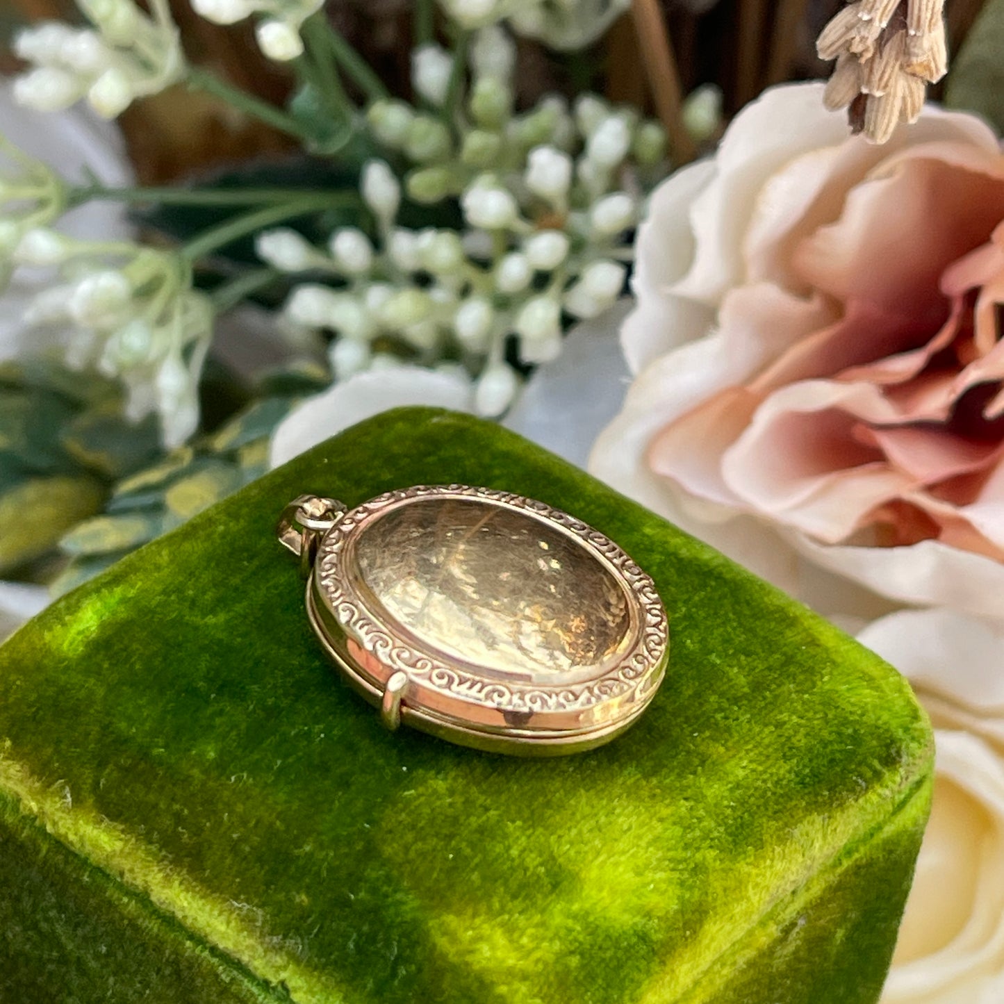 9ct Gold Quadruple Locket Pendant 4 Compartments Yellow Gold Engraved Rare 2.5g