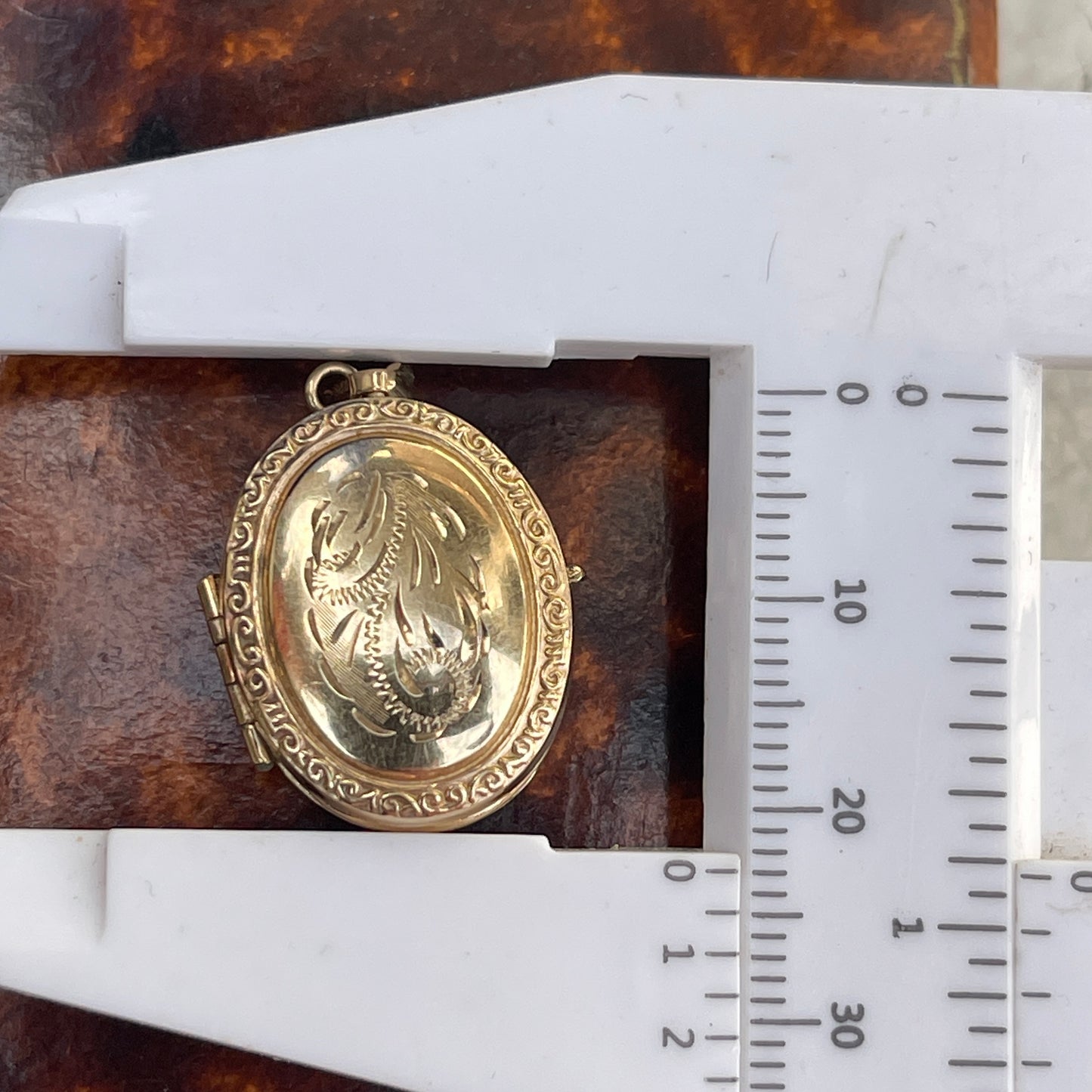 9ct Gold Quadruple Locket Pendant 4 Compartments Yellow Gold Engraved Rare 2.5g