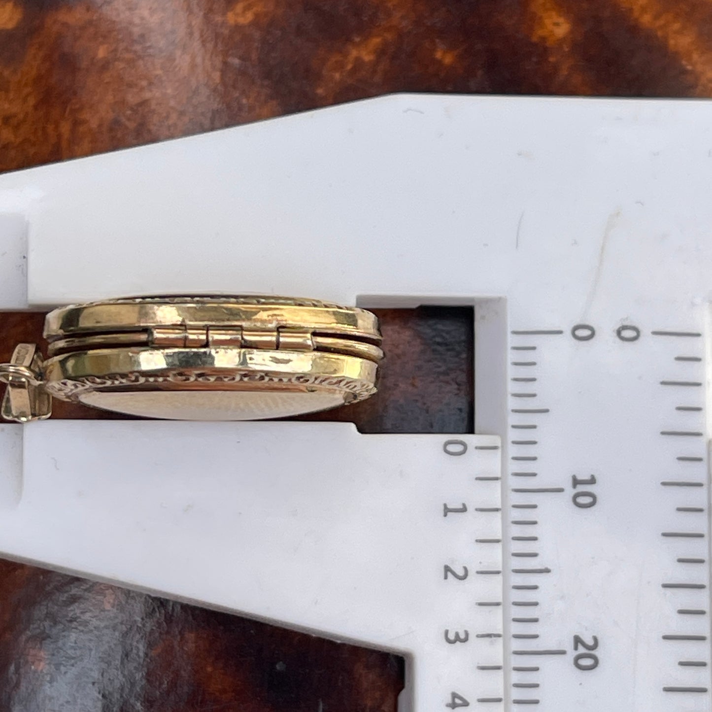 9ct Gold Quadruple Locket Pendant 4 Compartments Yellow Gold Engraved Rare 2.5g