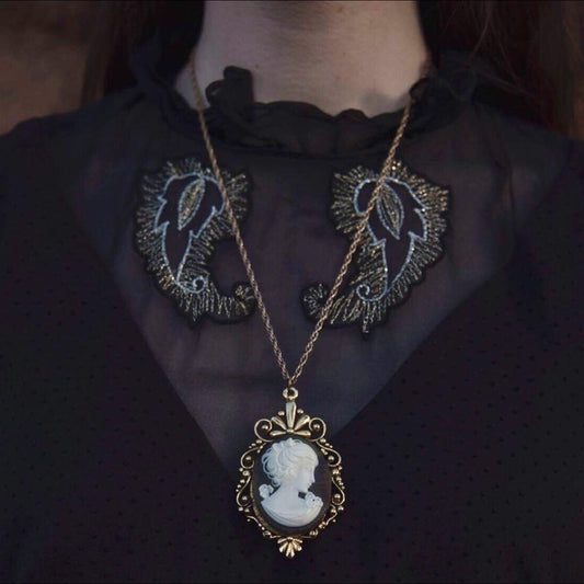 Vintage 60s Large Cameo Pendant Necklace