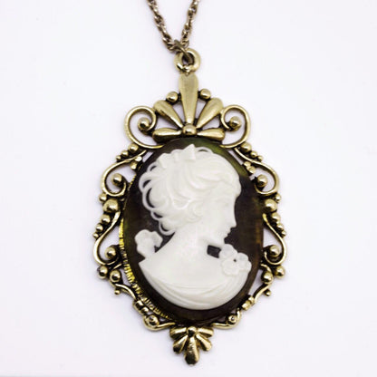 Vintage 60s Large Cameo Pendant Necklace